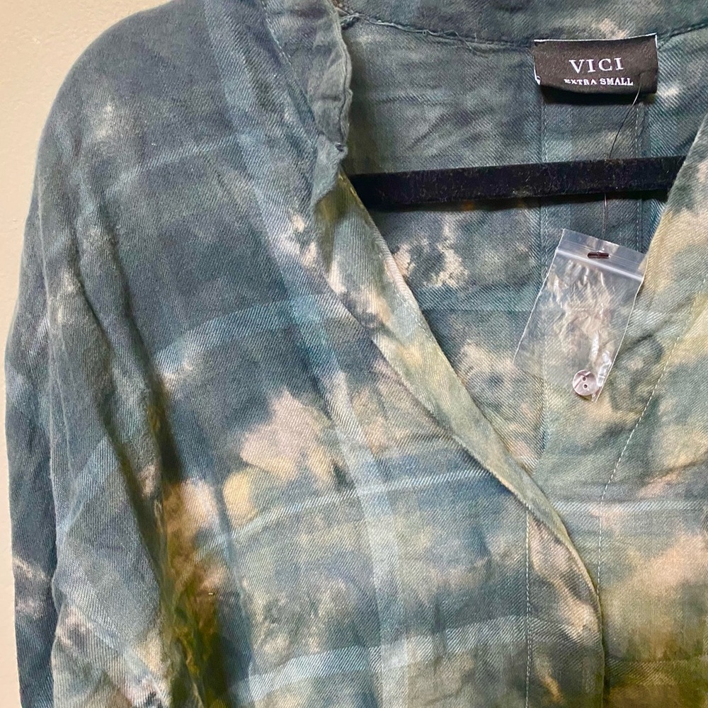 NWT VICI Sea Cliff Cotton Tie Dye Plaid Top Blue Green Size XS - Picture 12 of 14